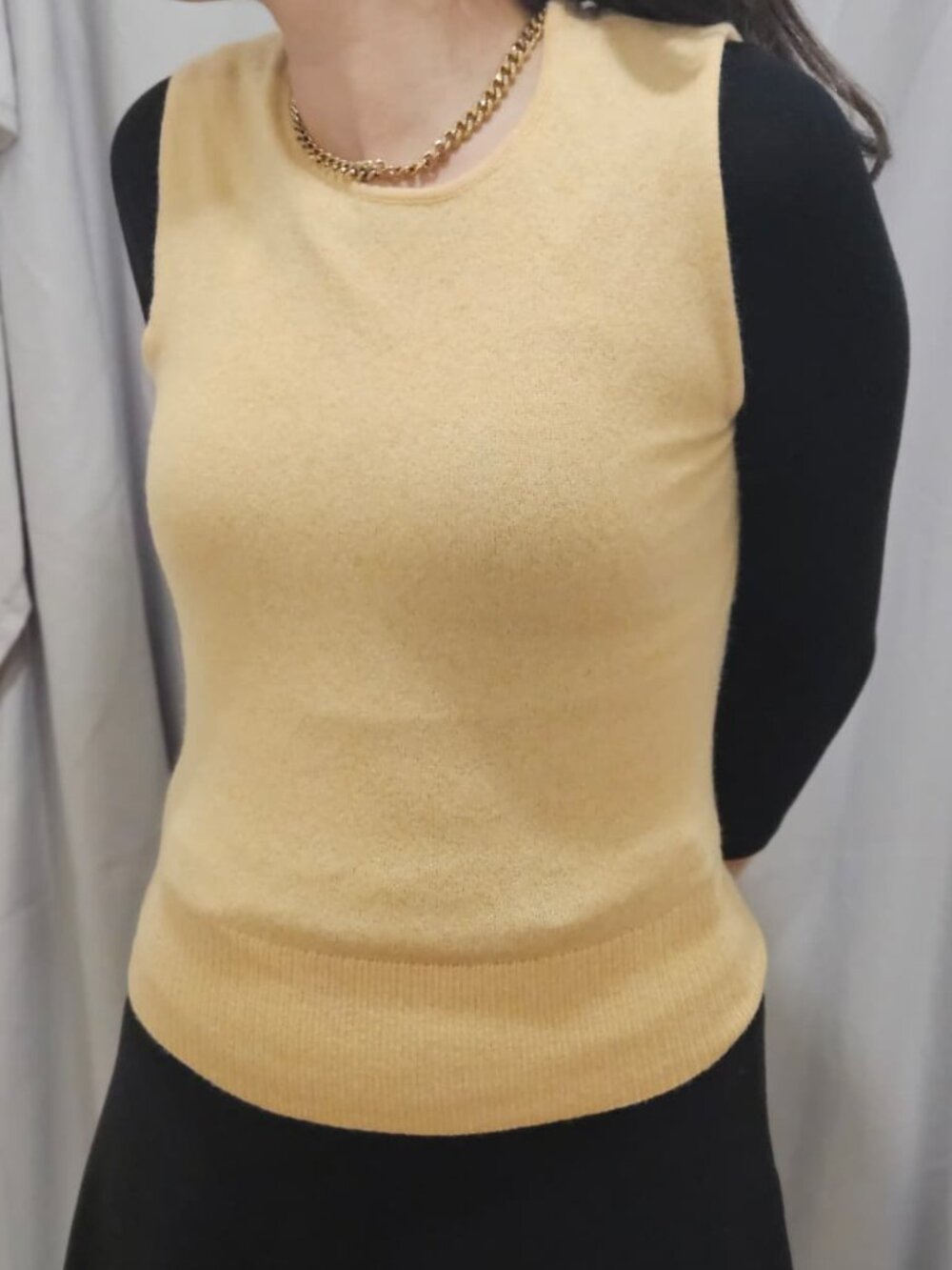 Sleeveless Cashmere Crewneck Sweater Tank in Soft Yellow